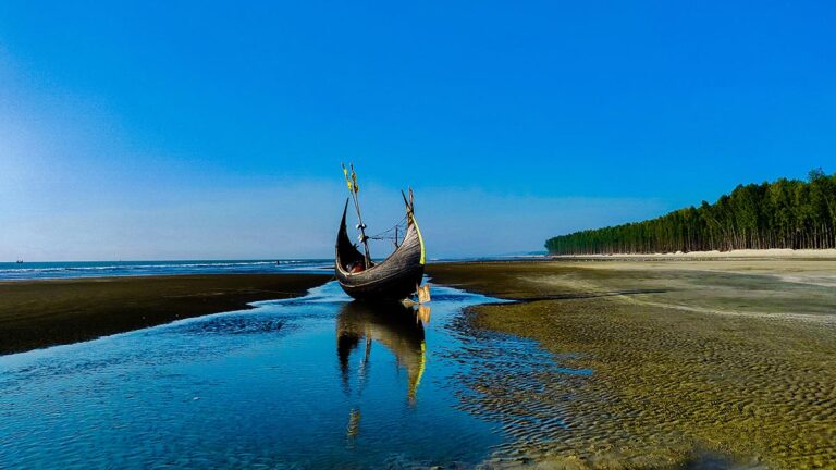 কক্সবাজারগামী ট্রেন: পর্যটন খাতে সম্ভাবনা ও আশঙ্কা